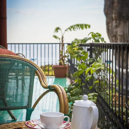 阿方索亚马雷酒店